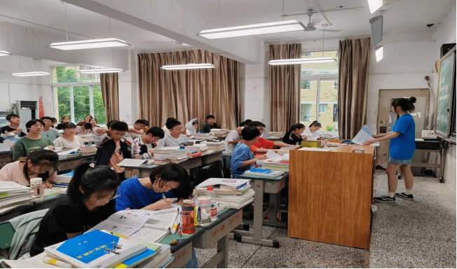 best365官网赴四川省宜宾市南溪第一中学开展防艾健康教育暨招生宣传活动